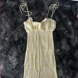 princess polly yellow and white mini dress!

size 4 (small)